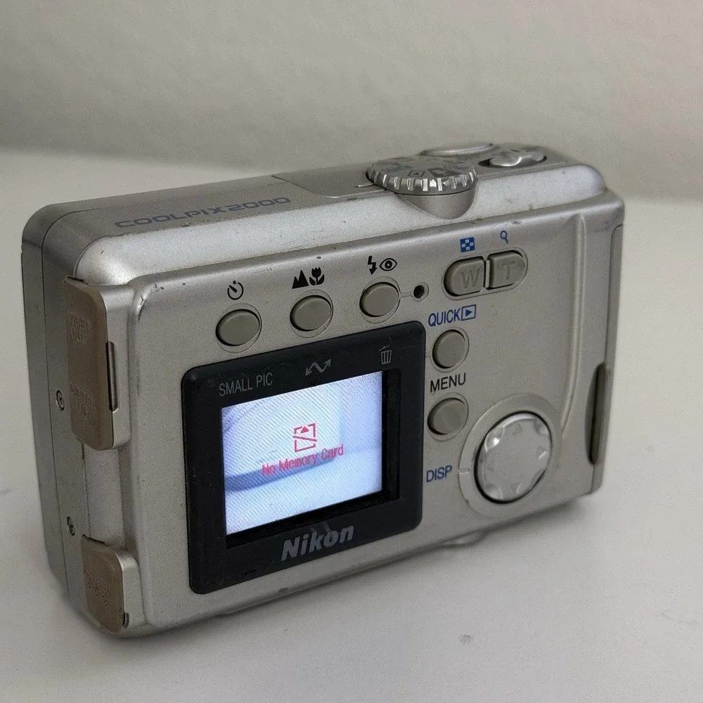 Nikon Coolpix 2000 Digital CAMERA ONLY AA Battery NOT INCLUDED TURNS ON